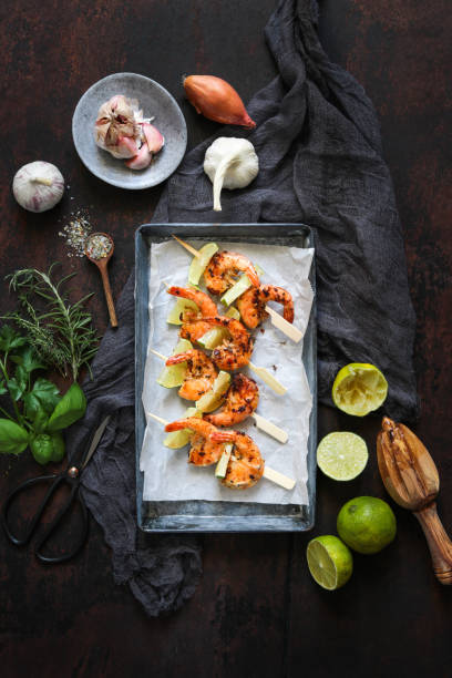 spiedini di gamberi con lime marinato con erbe e lime italiani - prepared shrimp prawn seafood salad foto e immagini stock