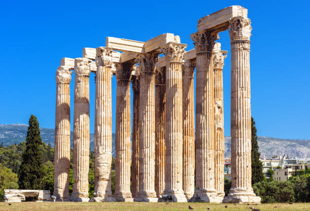 temple olympien de zeus à athènes, grèce - style corinthien photos et images de collection