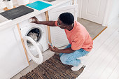 junger-mann-lernt-wie-man-eine-neue-waschmaschine-anpasst.jpg?b=1&s=170x170&k=20&c=qLx3W3lvJ7gHEuzWDl6-cbIMtkr6FWFqgIPtMCubQMI=