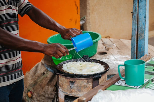 świeżo wykonane tradycyjne chapati, flatbread w ugandzie, afryka - africa african descent cooking african culture zdjęcia i obrazy z banku zdjęć