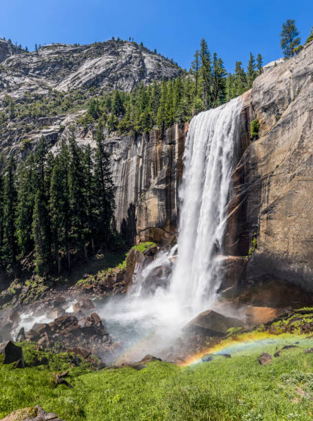 vernal falls na trilha da névoa - mist mountain range californian sierra nevada cliff - fotografias e filmes do acervo