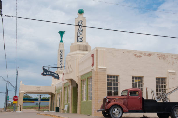 fuera de u drop inn cafe - gas station old old fashioned 1930s style fotografías e imágenes de stock