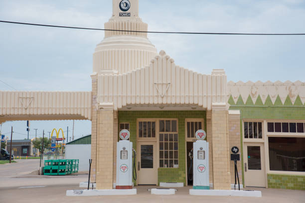 fuera de u drop inn cafe - gas station old old fashioned 1930s style fotografías e imágenes de stock