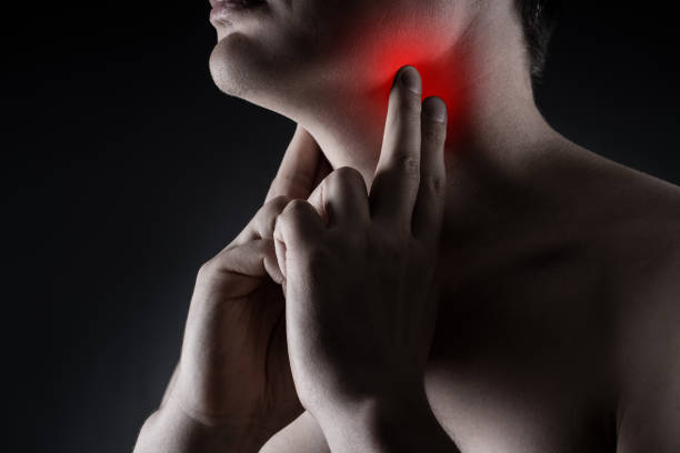 dor de garganta, homens com dor no pescoço no fundo negro - surprise color image gasping the human body - fotografias e filmes do acervo