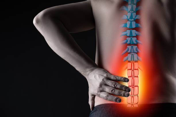 背骨の痛み、黒い背景に腰痛を持つ人、椎間ヘルニアまたは椎間板損傷の概念 - arthritis osteoporosis pain backache ストックフォトと画像