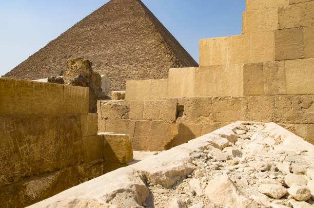 edifici da blocchi sullo sfondo della piramide di giza - giza plateau immagine foto e immagini stock