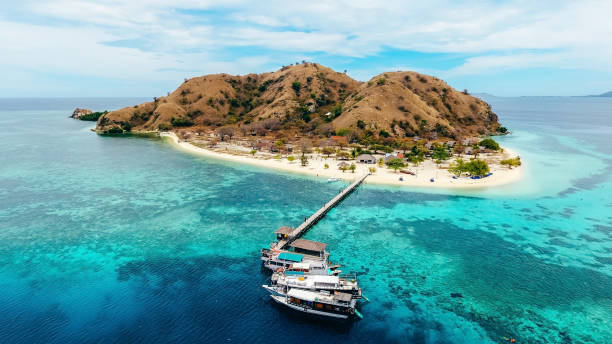 luftaufnahme der insel kanawa im komodo nationalpark, labuan bajo, indonesien - flores man stock-fotos und bilder