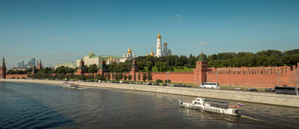 panorama del cremlino di mosca, russia - moscow russia russia river panoramic foto e immagini stock