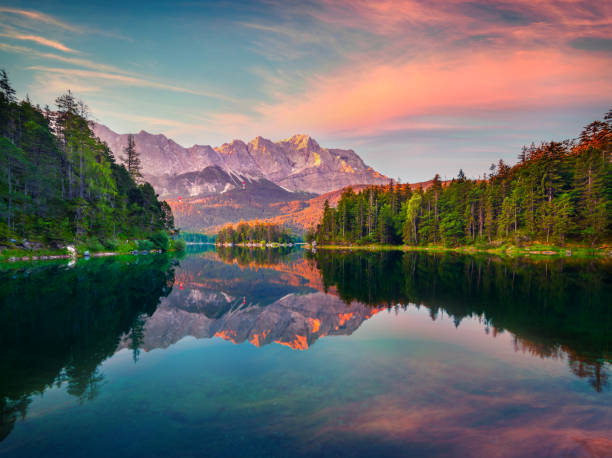ツークシュピッツェ山脈のあるエイブ湖の印象的な夏の日の出。ドイツアルプス、バイエルン、ガルミッシュ・パルテンキルヒェン村のロケーション、ドイツ、ヨーロッパの素晴らしい屋外� - wetterstein mountains bavaria mountain forest ストックフォトと画像