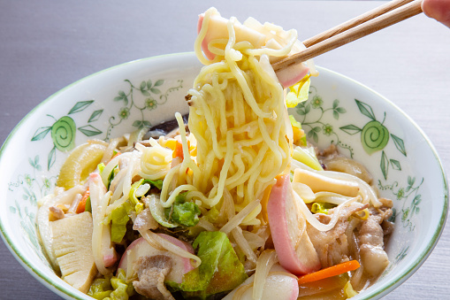 Add milk to pork, squid, vegetables, etc. to make soup, and add noodles to make