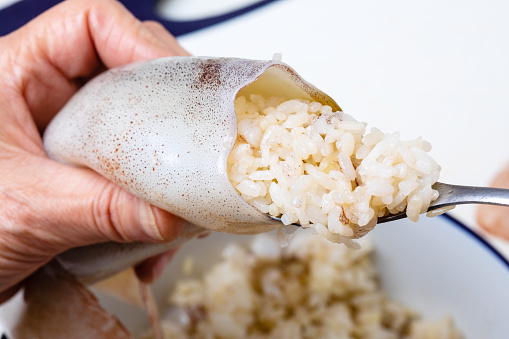 Make squid belly with rice and boil down in soy sauce