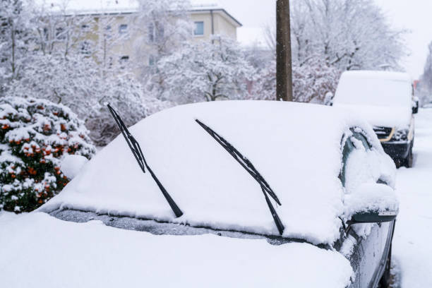 abgeklappte scheibenwischer bei einem auto - winter city germany brandenburg stock-fotos und bilder
