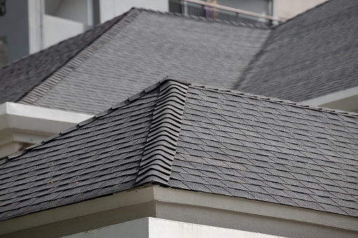 fondo y textura de tejas del techo. tejas de asfalto oscuros en el techo. photo
