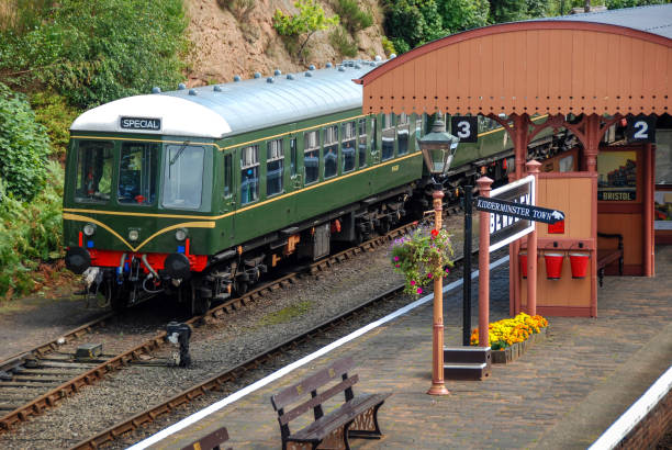 unidade diesel vintage em um desvio ferroviário em bewdley na ferrovia de severn valley - british rail - fotografias e filmes do acervo