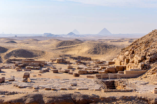 サッカラからギザのピラミッドまでの眺め - saqqara ストックフォトと画像