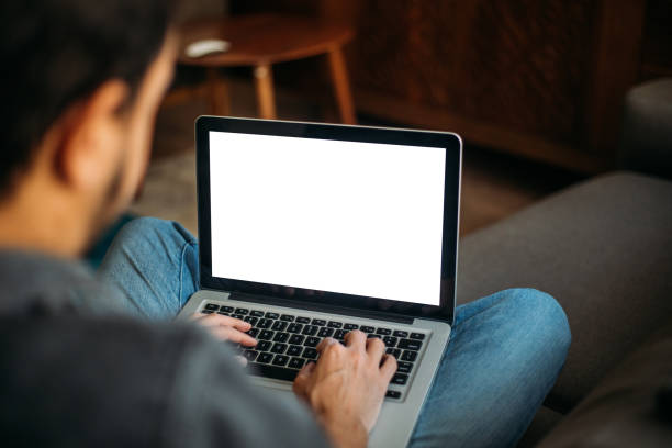 homem usando tela em branco do laptop em casa - computer - fotografias e filmes do acervo