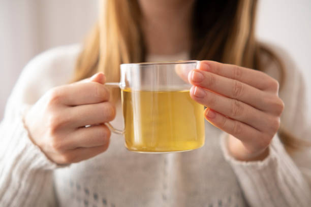 hora del té en casa. - te verde fotografías e imágenes de stock