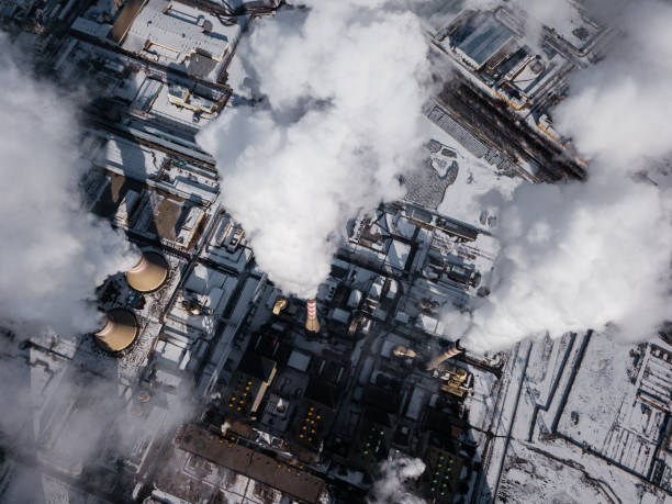 vista aérea de la central eléctrica de carbón en invierno - global warming power station smoke stack coal fotografías e imágenes de stock