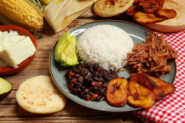 comida tradicional venezolana pabellón criollo - cultura venezolana fotografías e imágenes de stock
