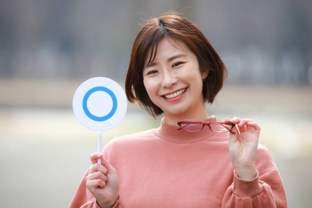 istock Woman with glasses and 〇 tag 1302094083