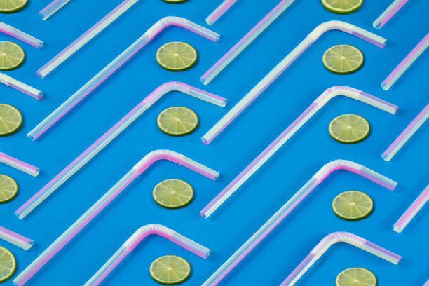 drinking straws with lemon slices - drinking straw plastic design in a row imagens e fotografias de stock