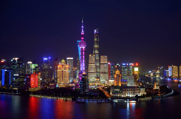 skyline di lujiazui di notte, shanghai, cina - shanghai tower foto e immagini stock