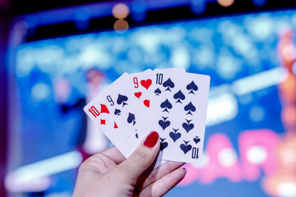 primo piano di quattro carte da gioco mostrate dalla mano della donna con sfondo sfocato. simbolo del vincitore. poker gioco di carte.combinazione di giocare a carte poker casinò. persone che si divertono mentre giocano - ace of spades foto e immagini stock