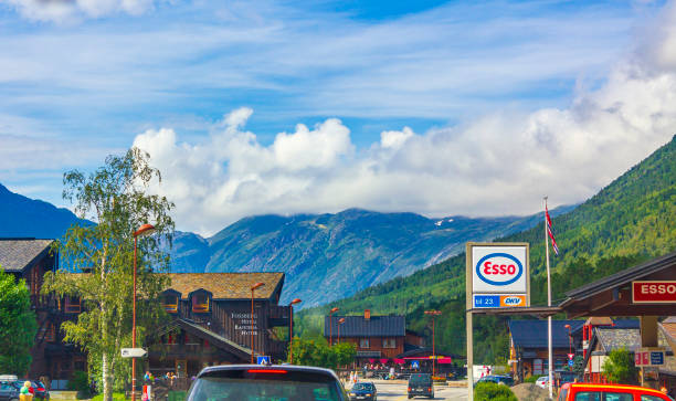 ノルウェーの典型的な街並みロムのホテルのガソリンスタンドの通り。 - stavkyrkje ストックフォトと画像