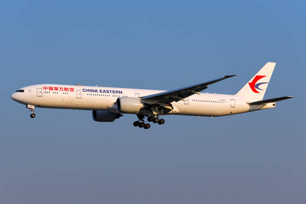 avion de china eastern airlines - china eastern airlines photos et images de collection