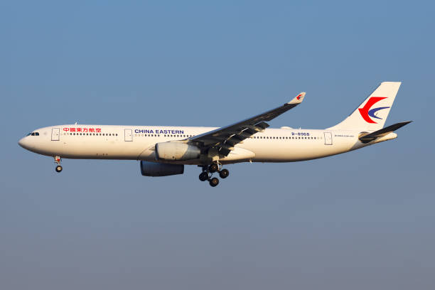 avion de china eastern airlines - china eastern airlines photos et images de collection