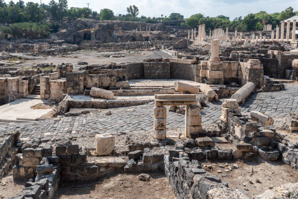 Overview of Beit She'an ancient ruins in Israel Overview of fallen columns and ruins at Beit She`an in Israel beit she'an stock pictures, royalty-free photos & images