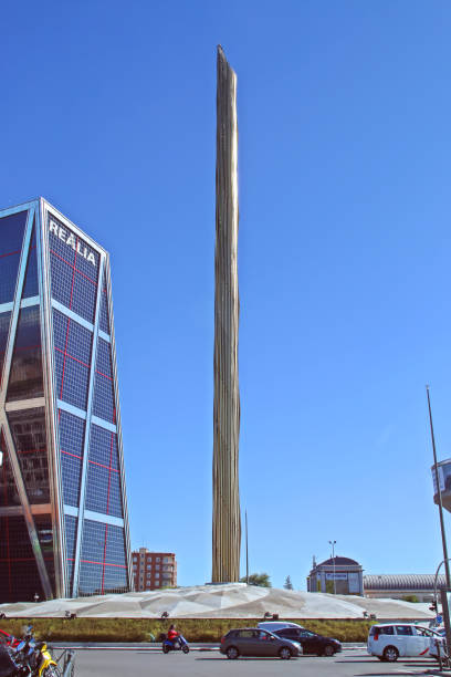 the obelisco de la caja is a monument designed by santiago calatrava located in plaza de castilla, madrid. - 7070 imagens e fotografias de stock