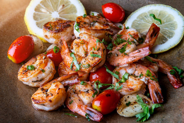 gamberi speziati alla griglia con condimento. - shrimp foto e immagini stock