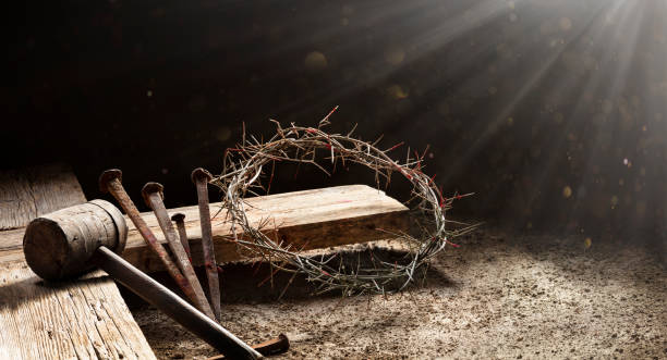 passion de jésus - croix en bois avec la couronne du marteau d’épines et des pointes sanglantes - épine caractéristiques de la végétation photos et images de collection