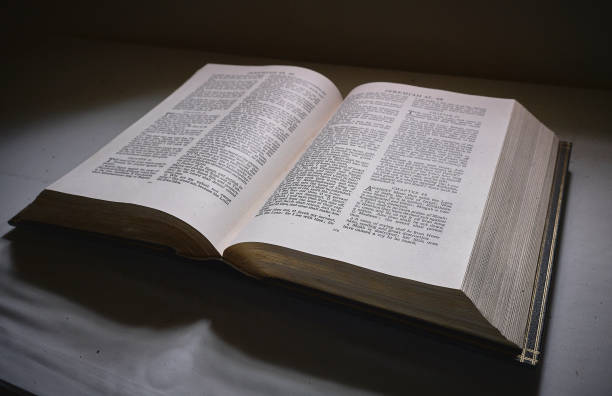 duża stara skóra związana biblia, otwarta w środku - bible old book ancient zdjęcia i obrazy z banku zdjęć