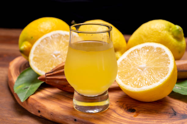 신선한 잘 익은 노란 이탈리아 레몬, 아말피 해안, 이탈리아의 새로운 수확으로 만든 얼음 차가운 달콤한 리몬첼로 리큐어 - neapolitan specialty 뉴스 사진 이미지