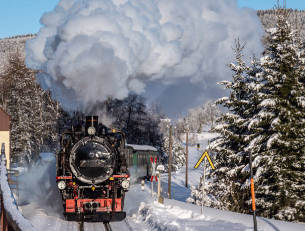 dampflokomotive in einer winterlandschaft - locomotive steam train train snow stock-fotos und bilder