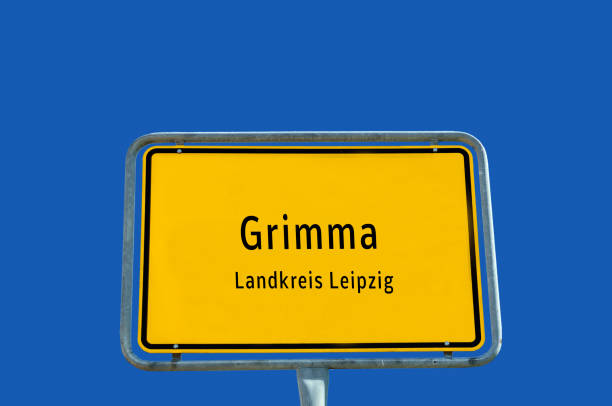 ザクセン州のグリマへの入り口標識 - town sign cloudscape sky ストックフォトと画像