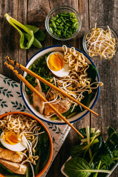 ramen suppe auf rustikalen holztisch - japanische küche stock-fotos und bilder