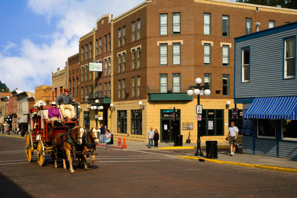 deadwood stagecoach jazdy - street name sign small town america street street light zdjęcia i obrazy z banku zdjęć