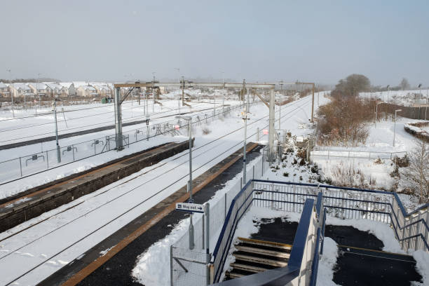 estación de tren en invierno con nieve - barra escocia fotografías e imágenes de stock