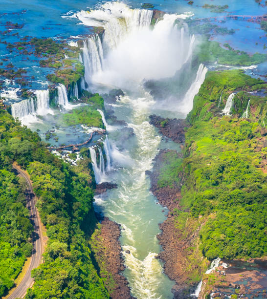 bela vista aérea das cataratas do iguaçu, um dos lugares mais bonitos do mundo - foz do iguaçu - iguacu national park - fotografias e filmes do acervo