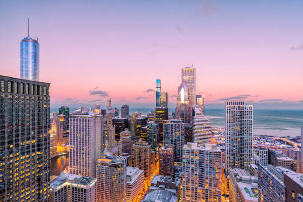 paysage urbain de chicago au coucher du soleil - chicago aerial photos et images de collection