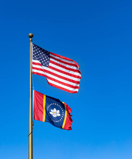 la bandera de mississippi, conocido como la bandera "in god we trust" o the new magnolia, se convirtió en la nueva bandera del estado en 2021 - magnolia southern usa white flower fotografías e imágenes de stock