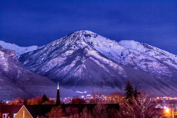 푸른 저녁 하늘에 대한 프로보 시내 위에 우뚝 솟은 눈 덮인 와사치 산 - provo 뉴스 사진 이미지
