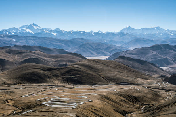 wspaniały widok na pasmo górskie himalaje z mt everest i cho oyu szczyt z przełęczy pang la w tybecie, chiny, w słoneczny zimowy dzień. - sunny day mountain mountain range winter zdjęcia i obrazy z banku zdjęć