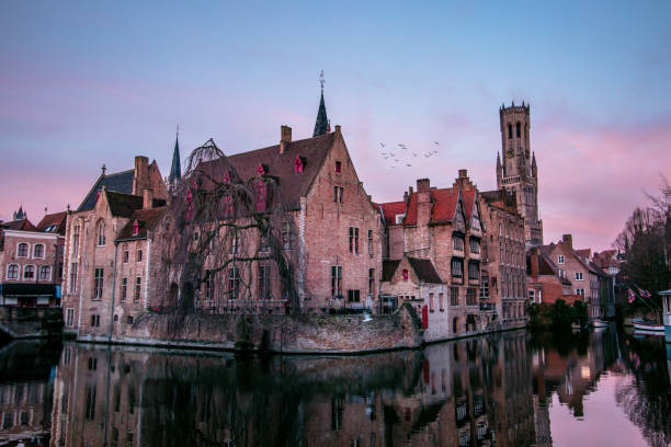 vista icónica de brujas - bruges town hall fotografías e imágenes de stock