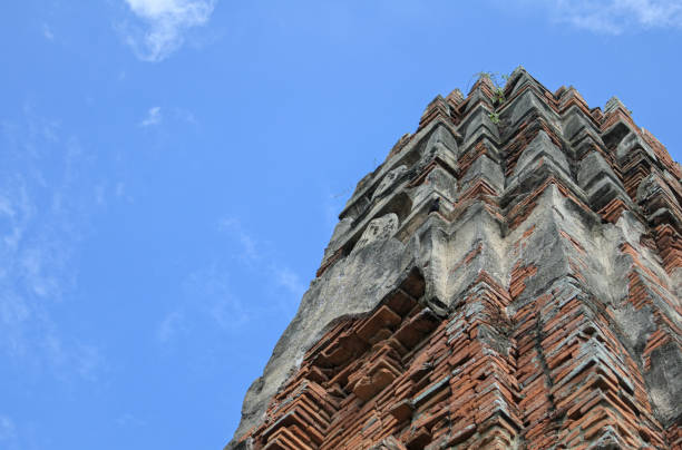 pagode no templo wat ratchaburana. - ratchaburana - fotografias e filmes do acervo