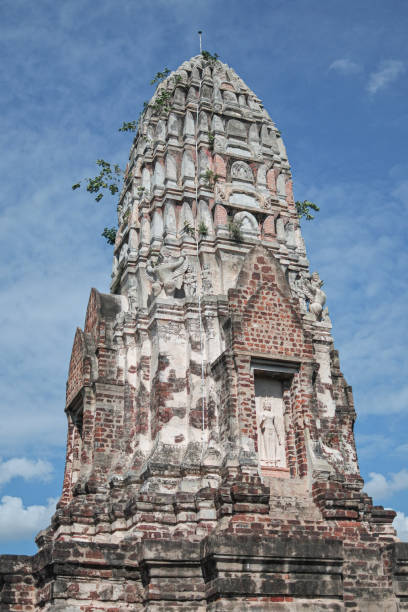 pagode de pedra em wat ratchaburana. - ratchaburana - fotografias e filmes do acervo