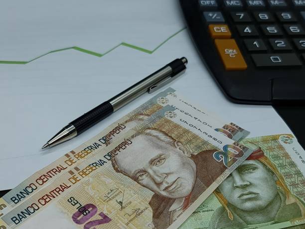 economía y finanzas con dinero peruano - peruvian paper currency fotografías e imágenes de stock